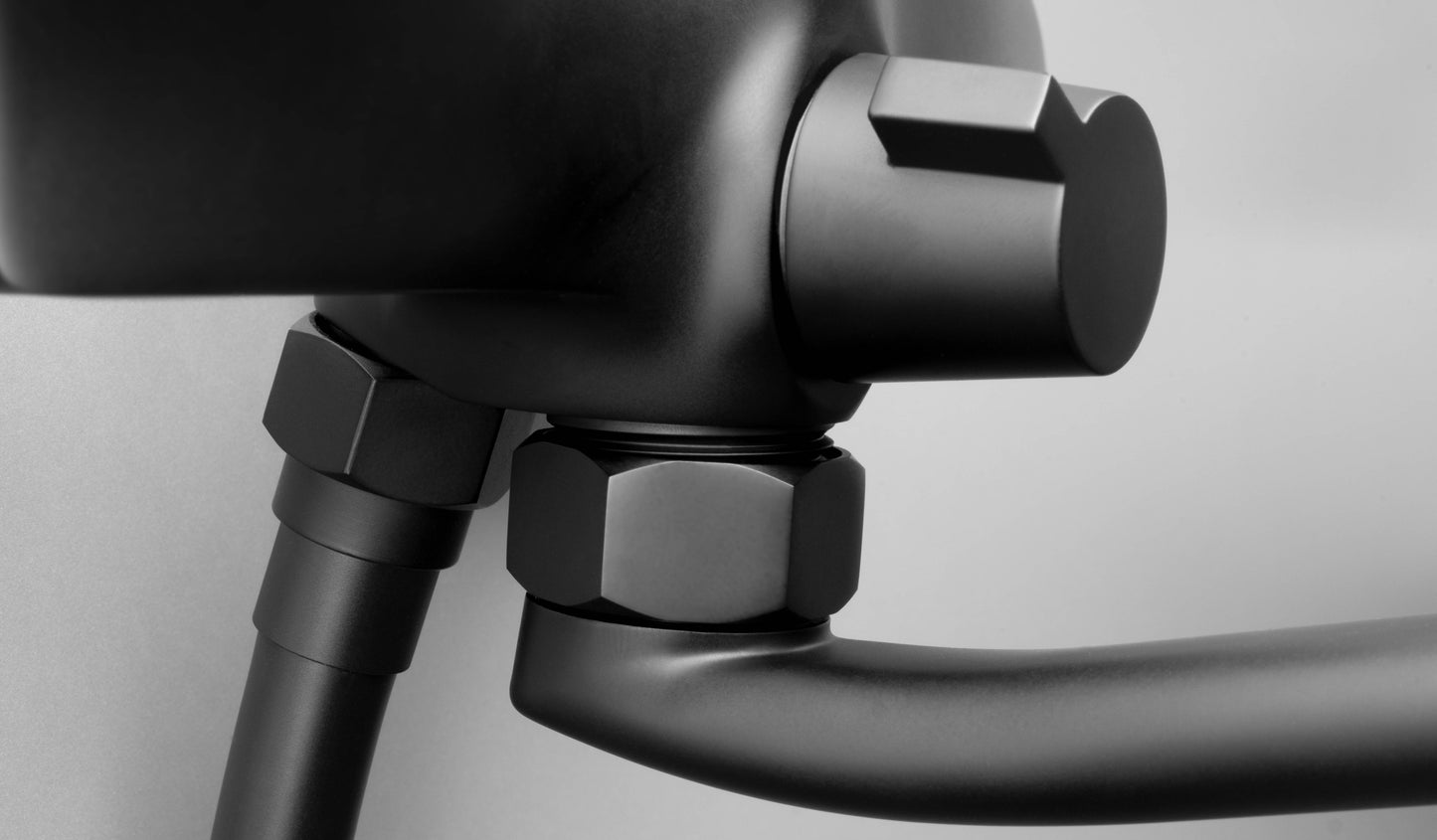 Deante BORO Aufputz-Waschtischarmatur mit langem Auslauf und Schlauchanschluss Schwarz