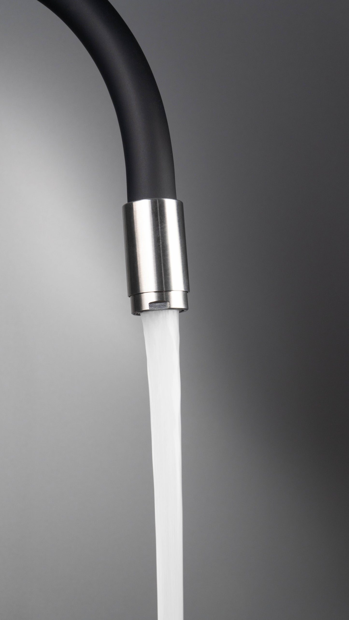 Deante LUNO Küchenarmatur mit flexiblem Auslauf aus Silikon Schwarz / Stahl gebürstet