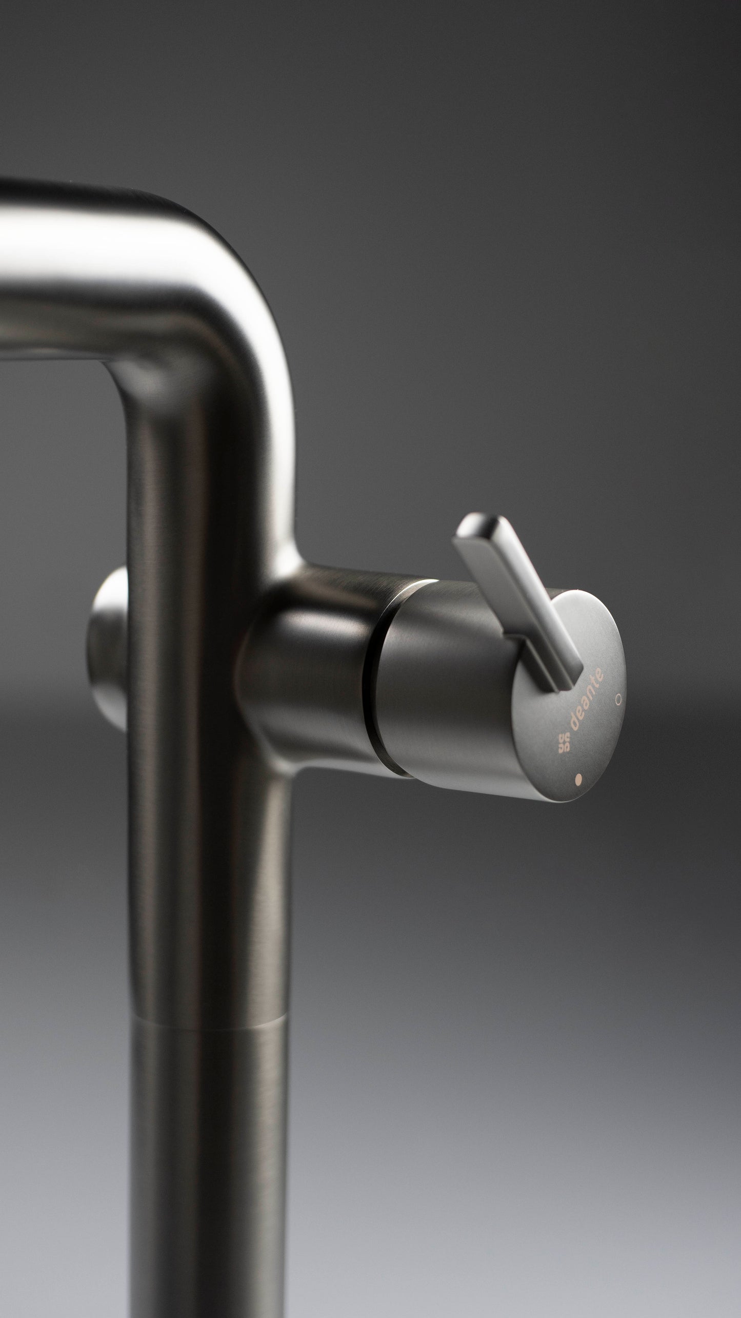 Deante SILIA Design-Waschtischarmatur hoch mit Hebel seitlich Titanium