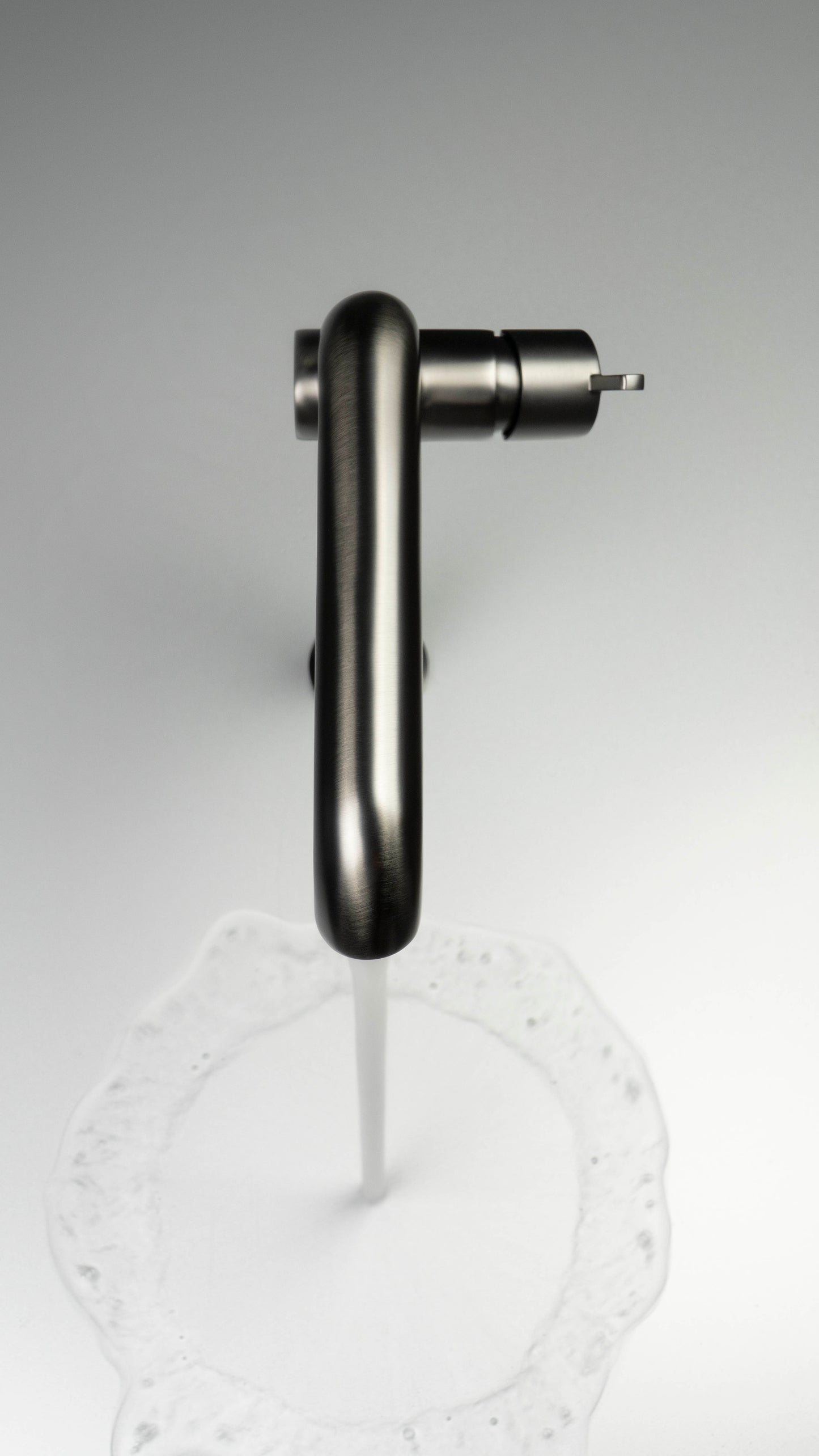 Deante SILIA Design-Waschtischarmatur hoch mit Hebel seitlich Titanium