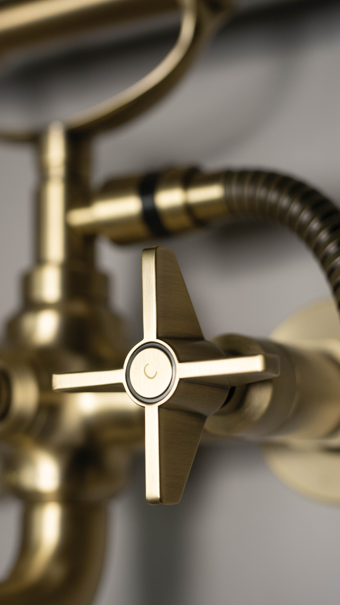 Deante TEMISTO Zweigriff-Wannenmischer Retro-Look mit Handbrause Messing