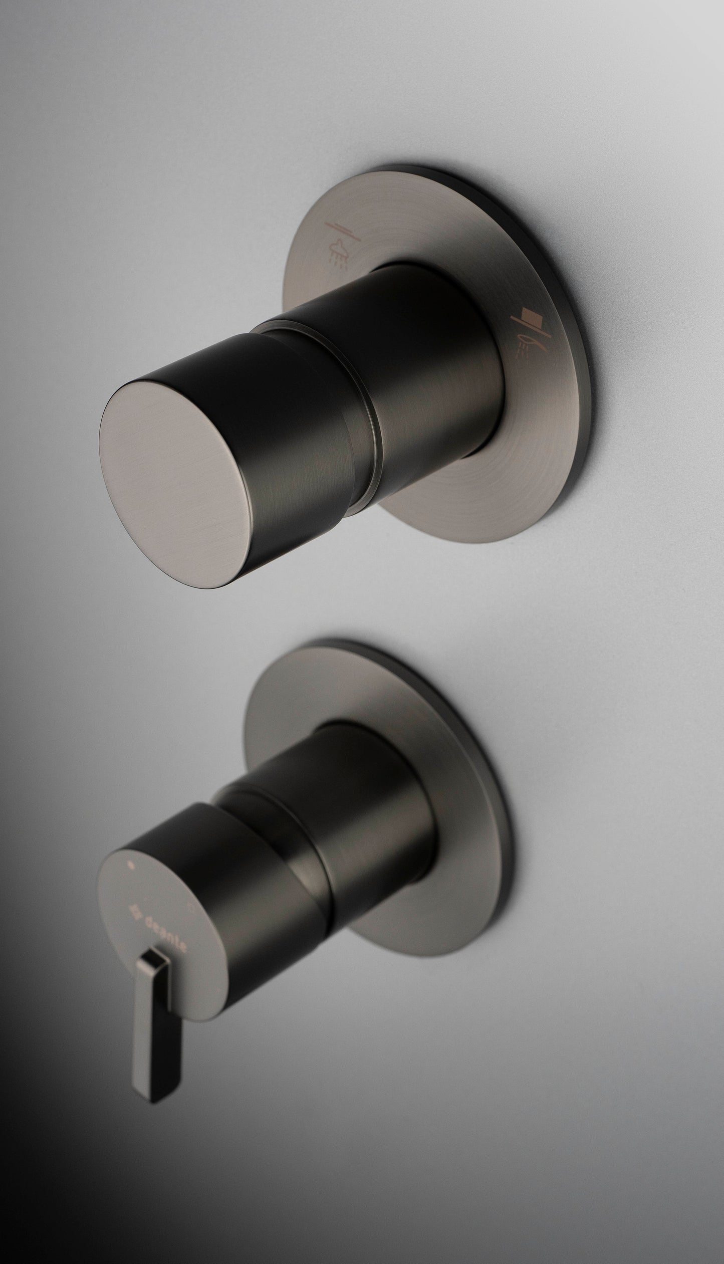 Deante SILIA Unterputz-Duschsystem vertikal Kegelstrahl-Brause Titanium